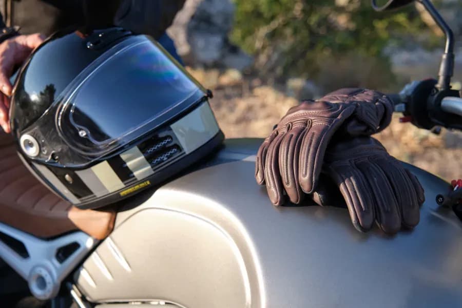 Motorradfahrer auf Campingplatz