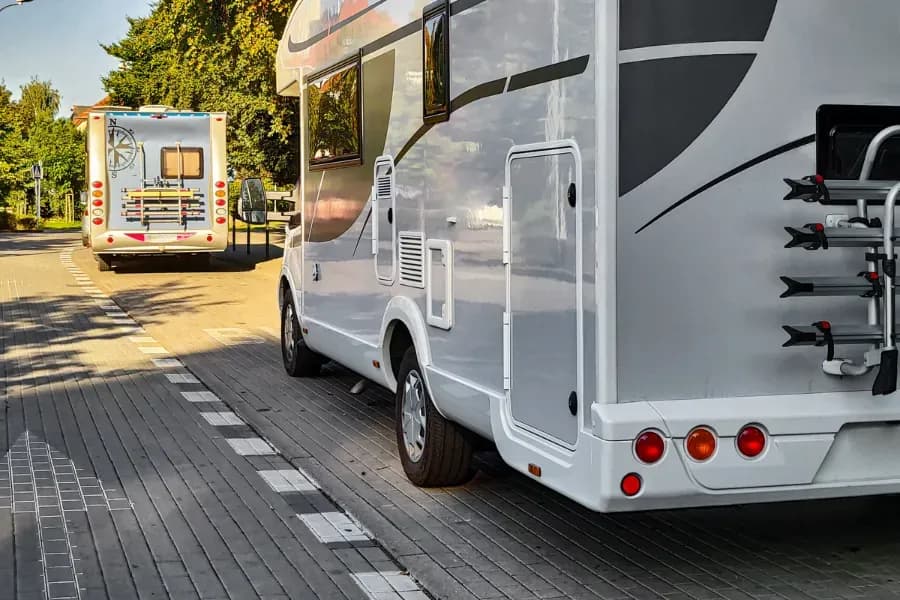 Wohnmobilstellplatz mit Naturkulisse