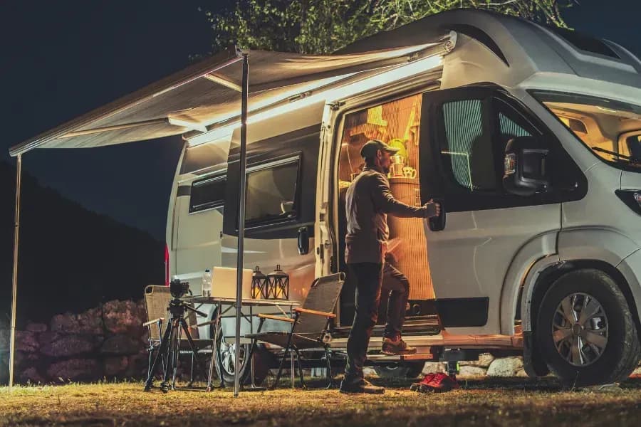 Wohnmobil auf Stellplatz mit grüner Umgebung