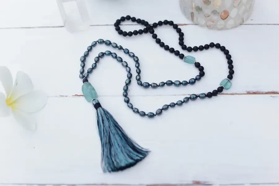 Handgefertigter Edelsteinschmuck