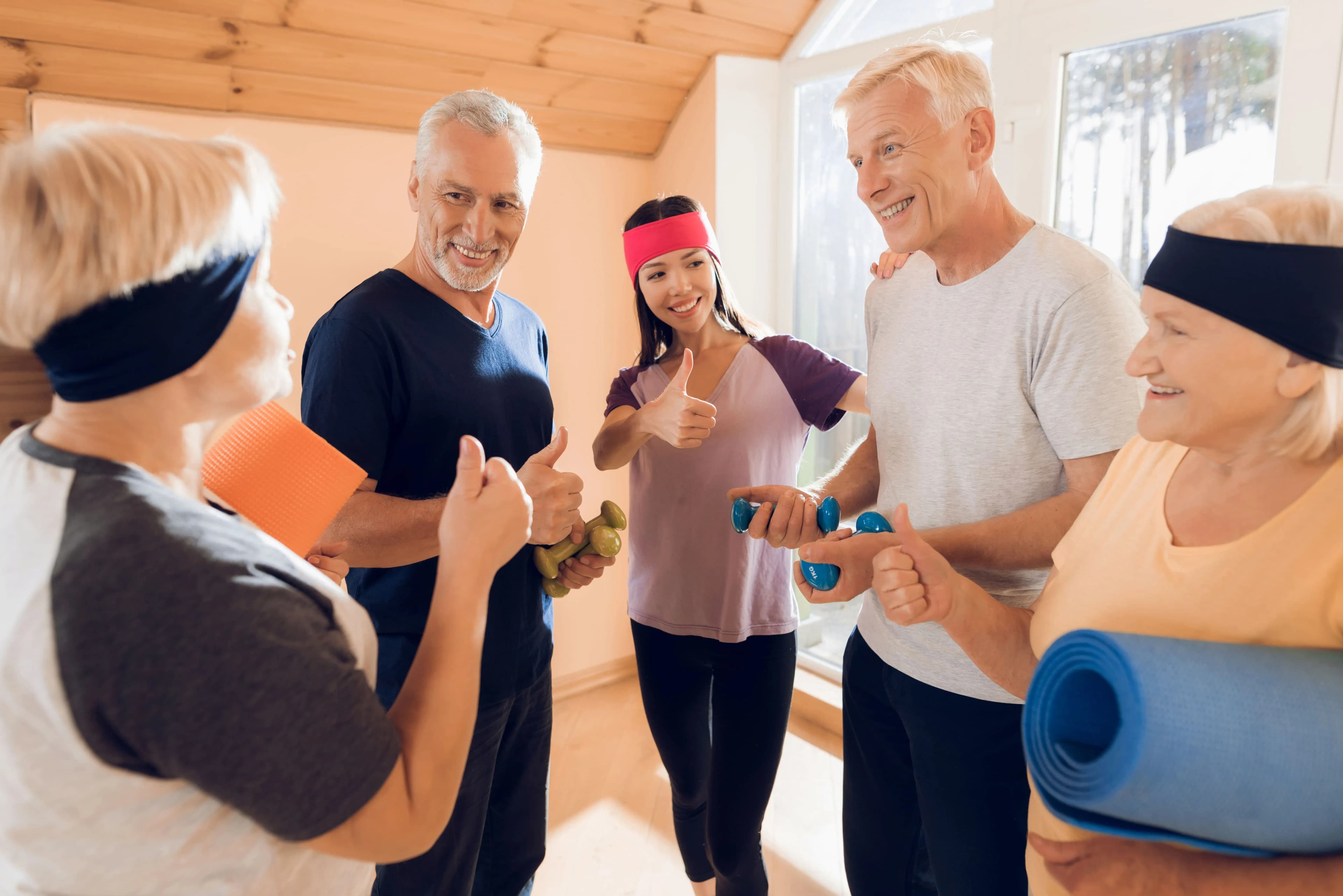 aeltere personen mit spaß im training