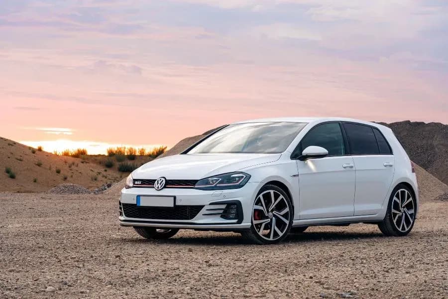 Mit Mietwagen VW Golf zur Altstadt Ano Poli fahren