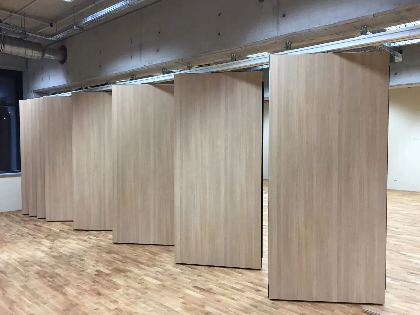 Hochwertige Schiebewände für Großraumbüros in Salzburg