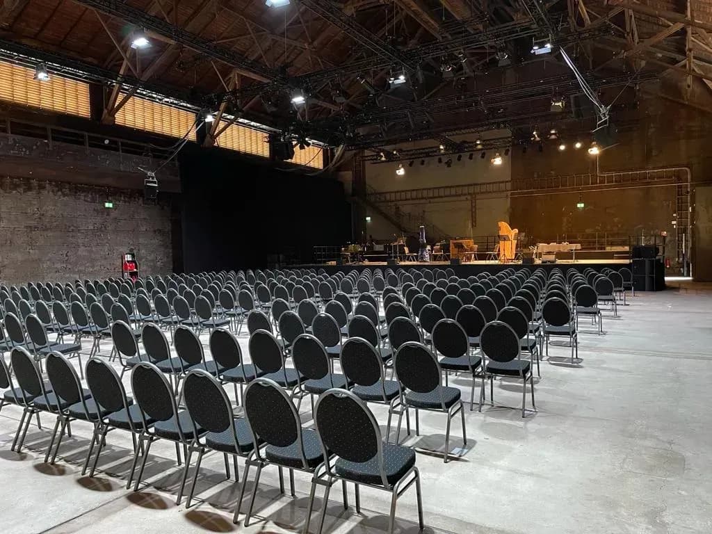 Bankettstühle mieten in Köln – Hochwertige Mietmöbel