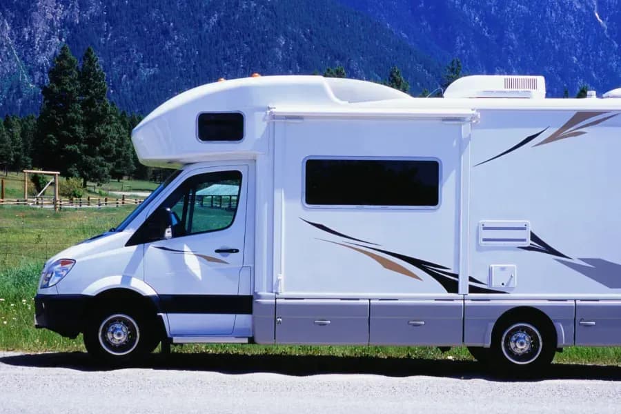 Wohnmobil-Reisender genießt den Aufenthalt auf Campingplatz