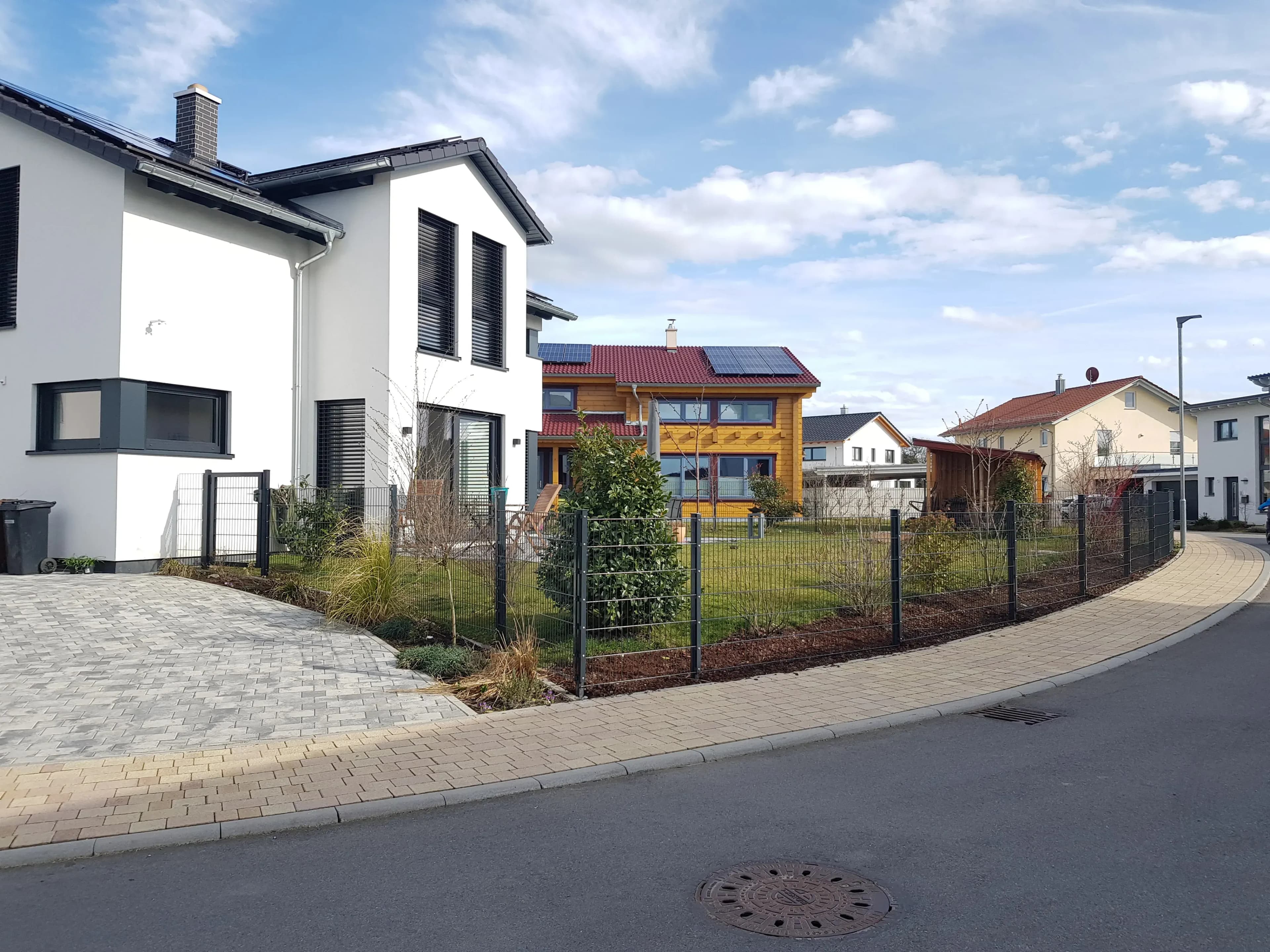 Zäune und Tore aus Metall Langlebig und pflegeleicht