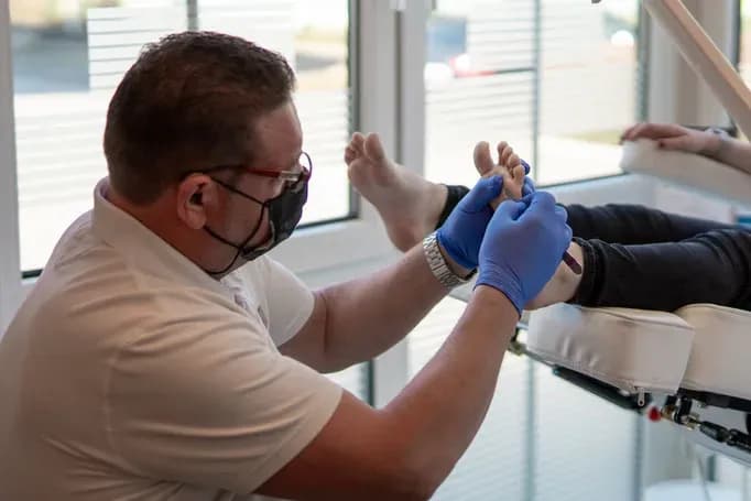Nagelpilz professionell behandeln lassen in Wels - Podologische Fußpflege