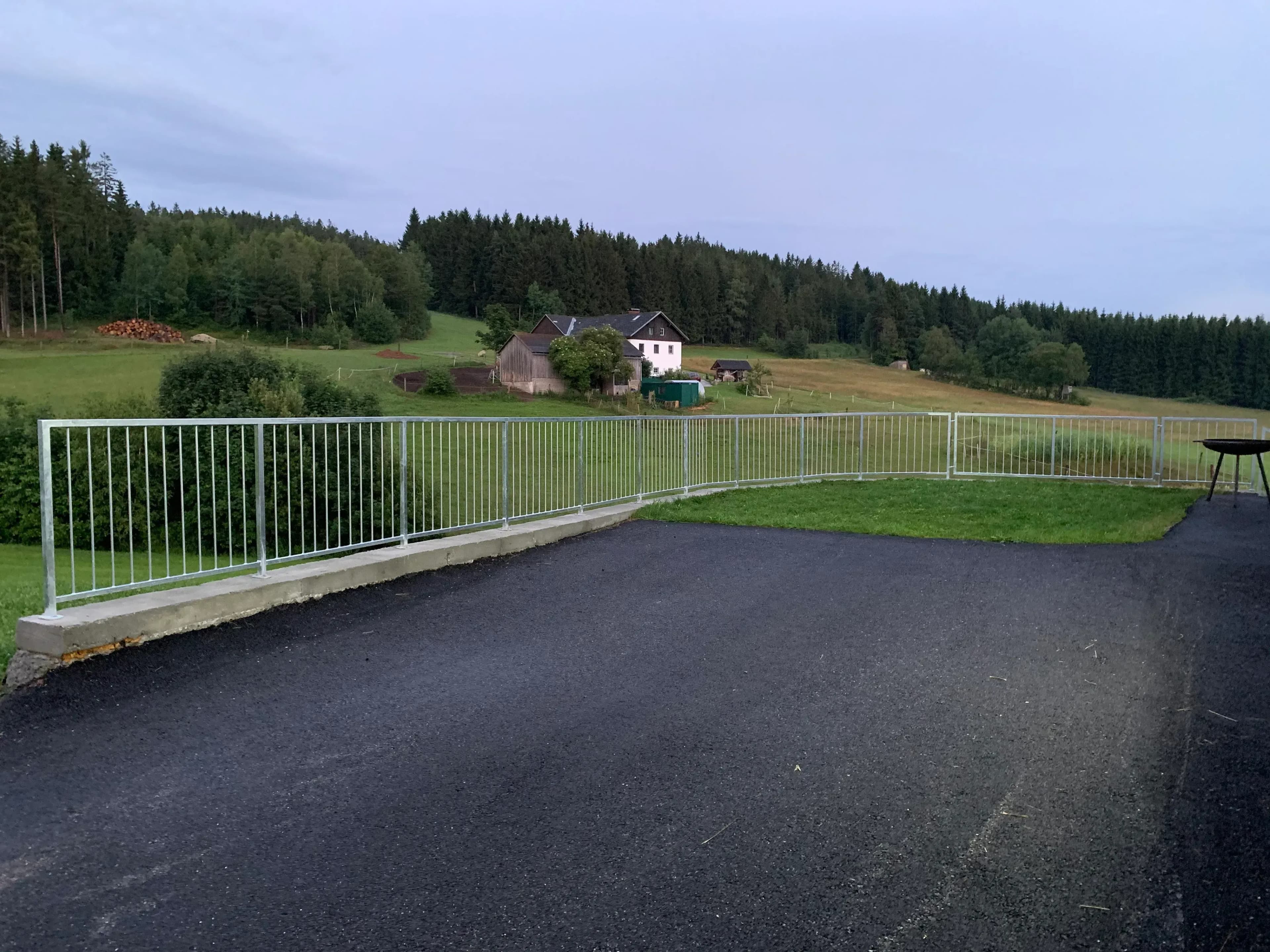 Maßgefertigte Geländer aus verzinktem Stahl aus Oberösterreich