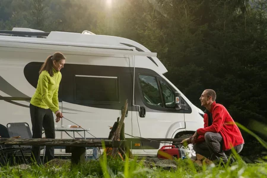 Gruppe von Wohnmobilen auf Campingplatz