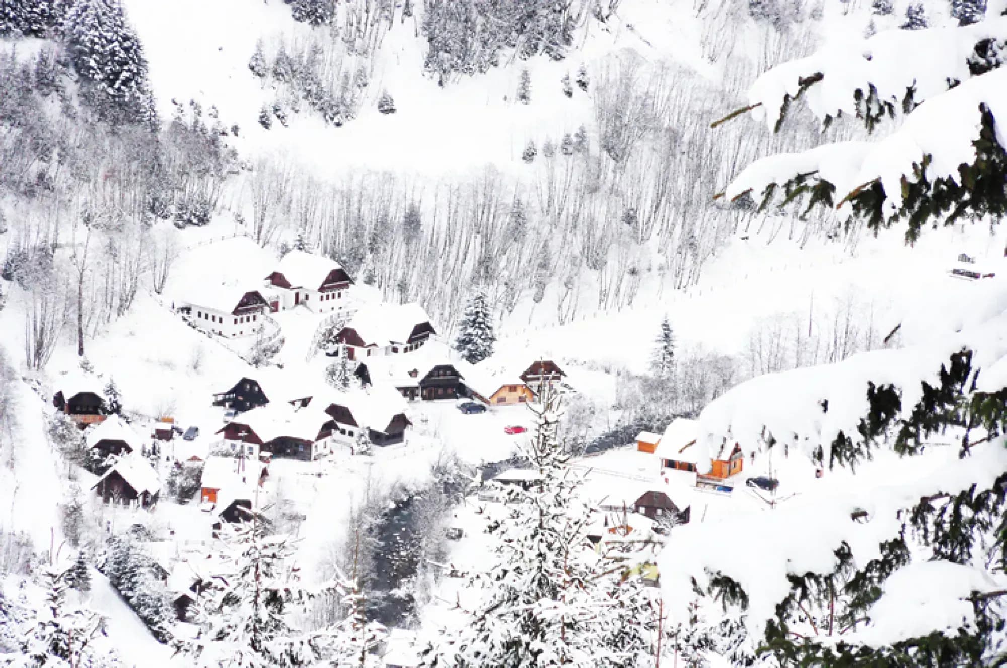 Rassi's Feriendorf Winterzauber Hütte mieten Skiurlaub Rodeln Eislaufen Wintersport