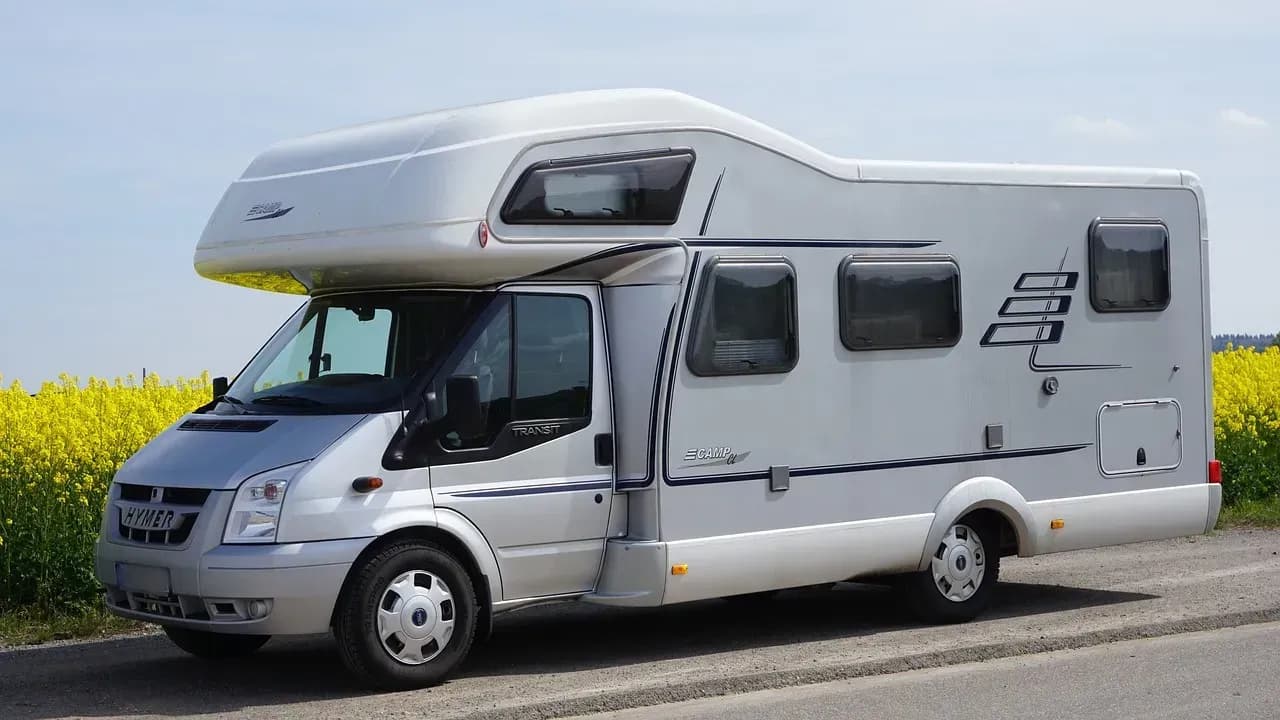Gruppe von Motorradfahrern und Wohnmobil-Reisenden auf Campingplatz