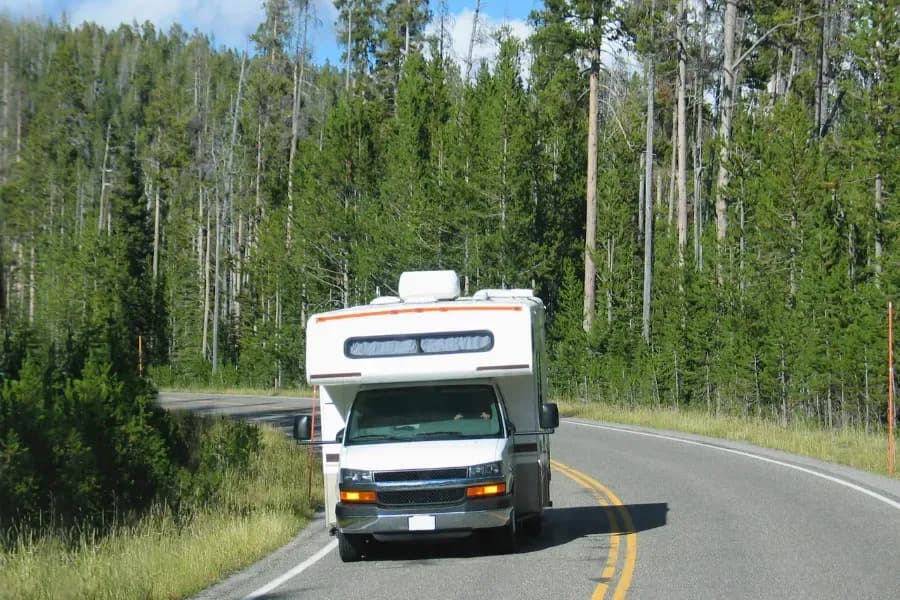 Wohnmobil und Motorrad auf Campingplatz