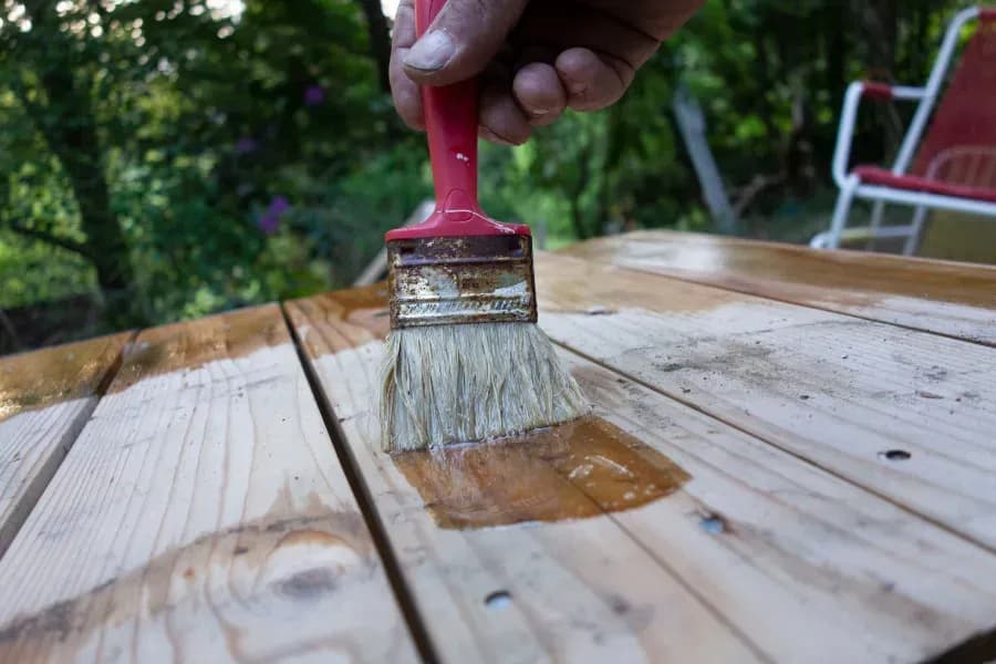 Hochwertig lackiertes Holzmöbelstück in modernem Look