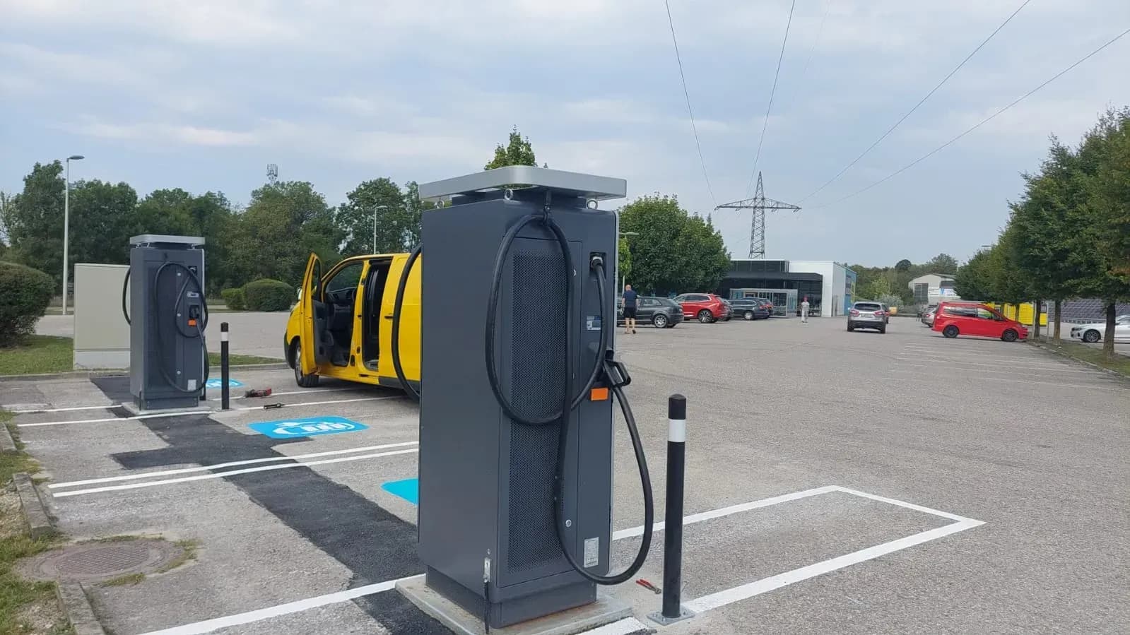 Effiziente DC-Ladestation mit Batteriespeicher in Burgenland