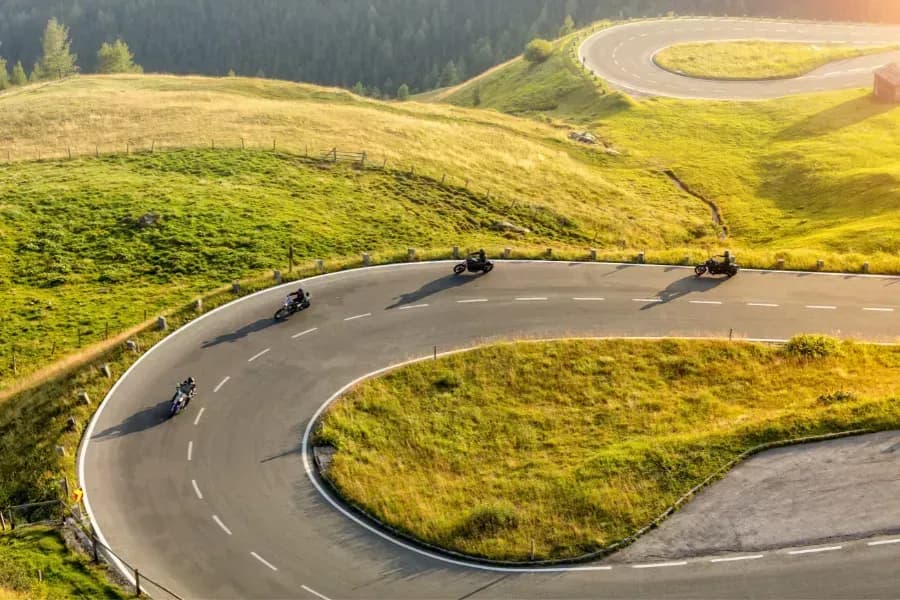 Motorradfahrer am Campingplatz