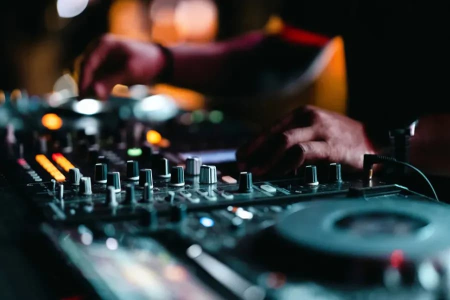 DJ mieten mit Musik, Fotobox und Lasershow