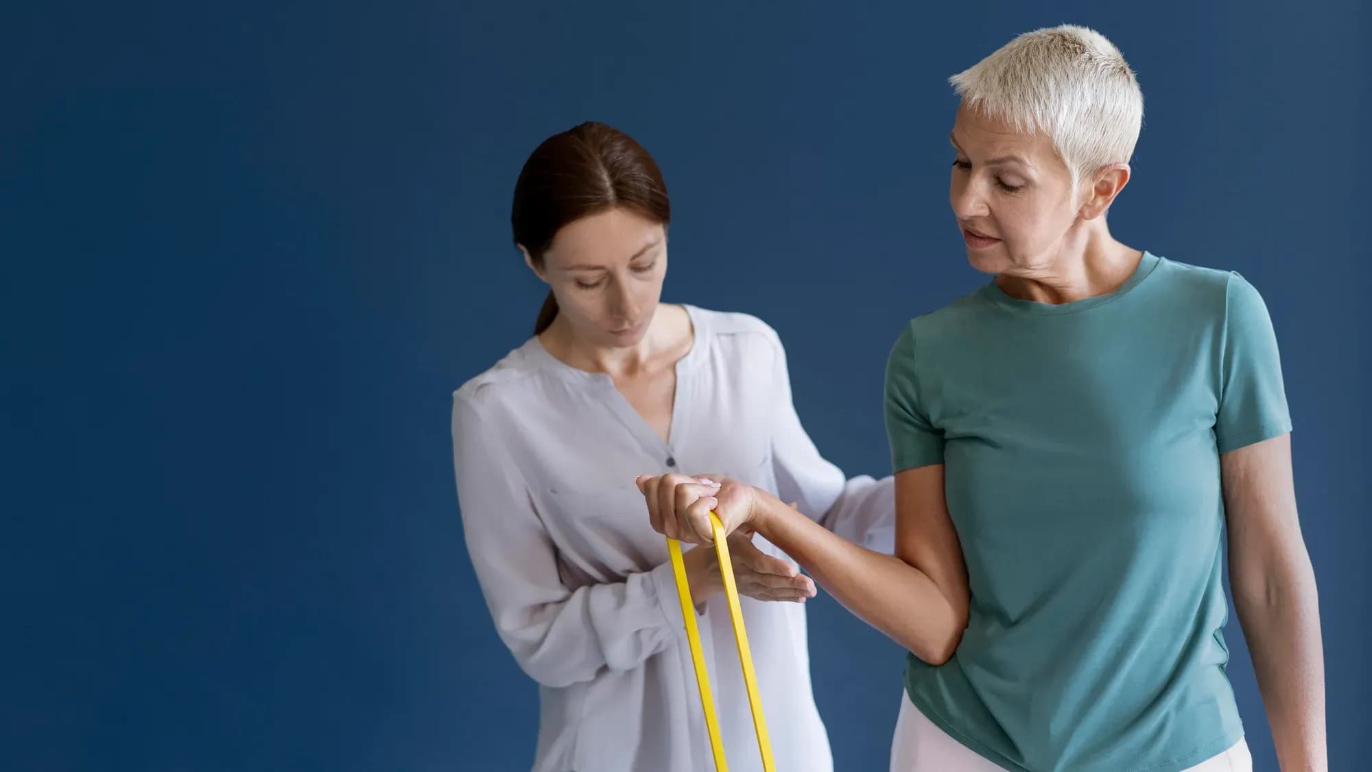 seniorin mit therapeutin 