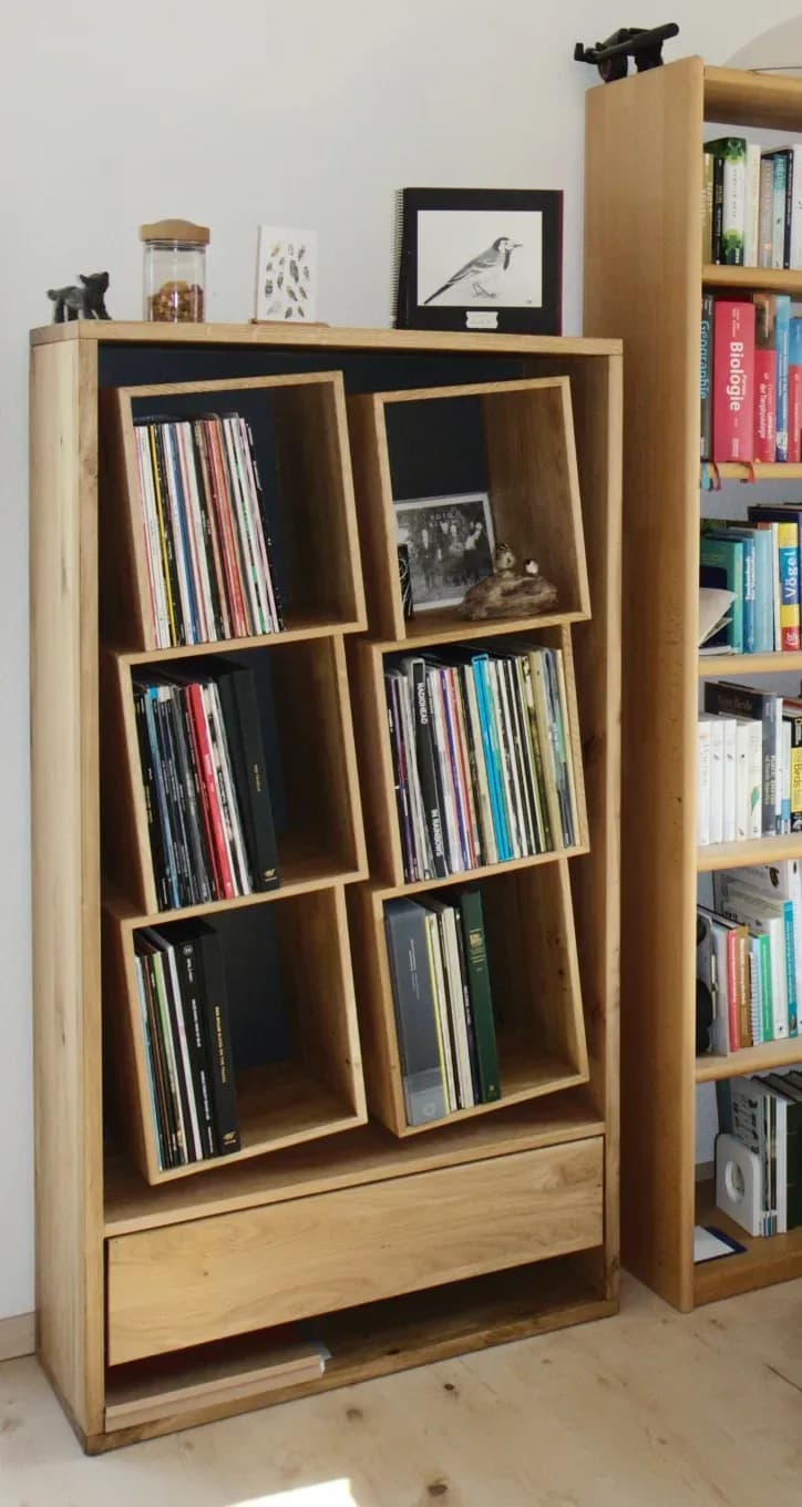 Massives Schallplatten-Regal