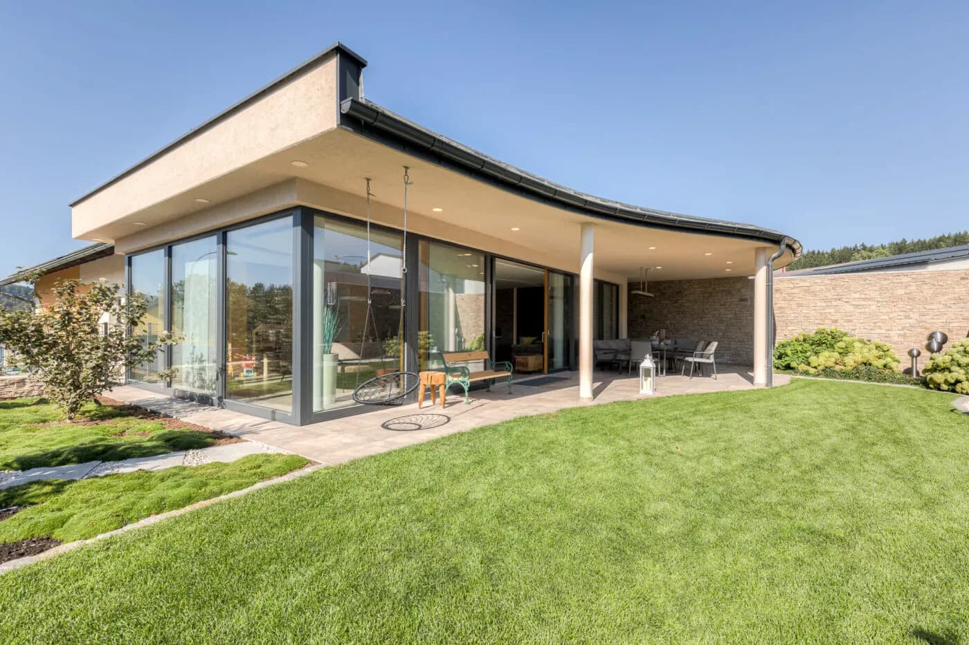 Moderne Innenarchitektur für lichtdurchflutete Wohnräume in Oberösterreich
