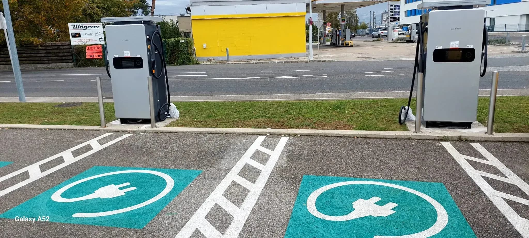 Effiziente DC-Ladestation mit Batteriespeicher in Burgenland