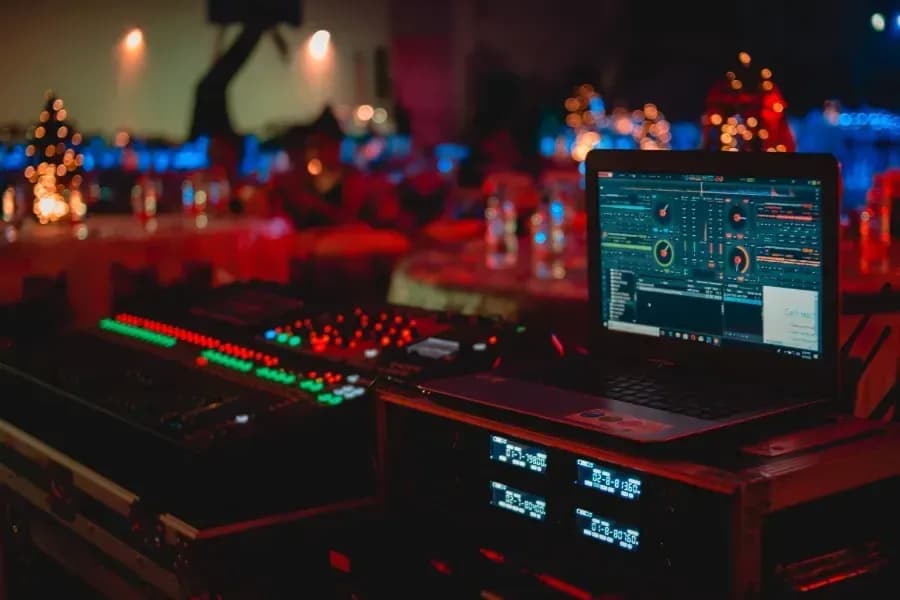 DJ für Firmenfeier mit Fotobox und Showeffekten