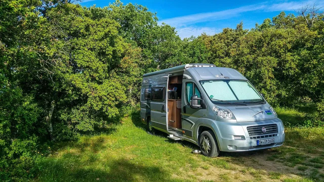 Gruppe von Motorradfahrern & Wohnmobilisten auf Campingplatz