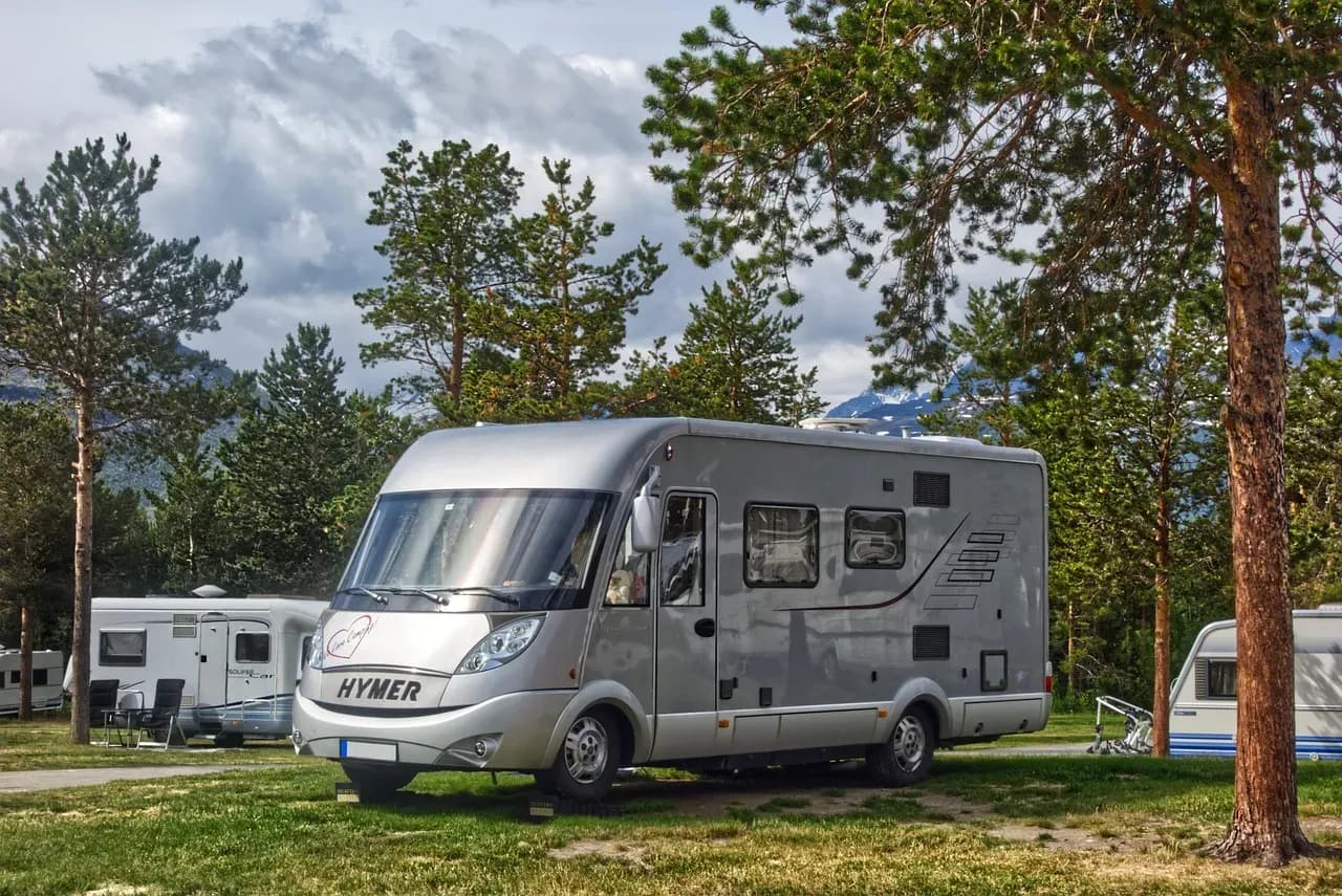 Wohnmobil und Motorradfahrer