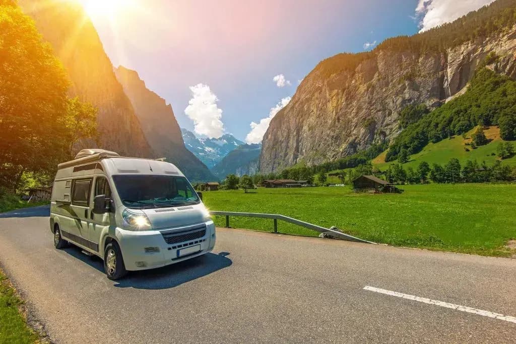 Wohnmobile und Wohnwagen mieten