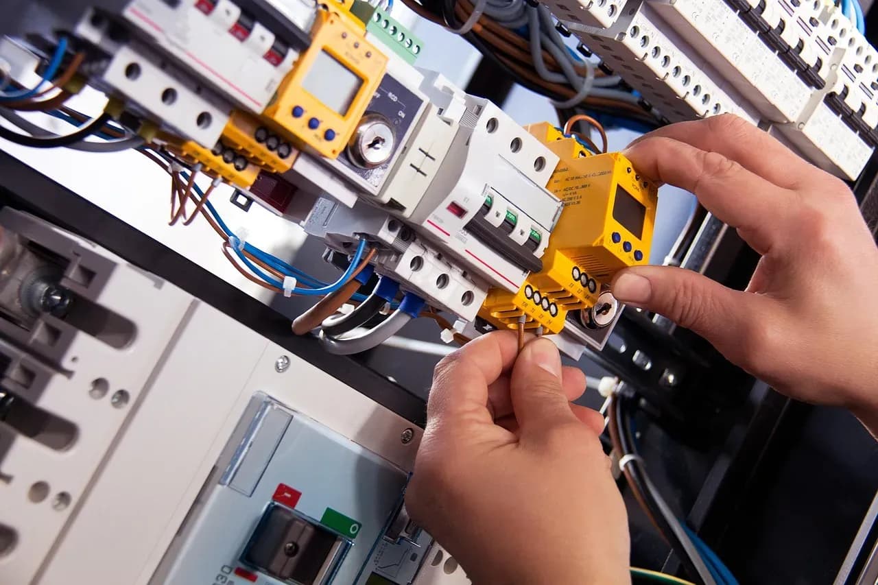 Trockeneisstrahlen für elektrische Anlagen 