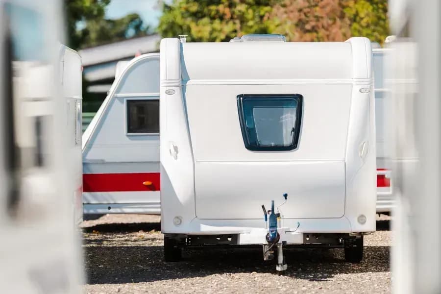 Wohnmobil auf einem Stellplatz
