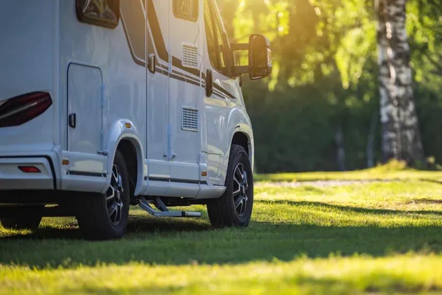 Wohnmobil auf großzügigem Stellplatz
