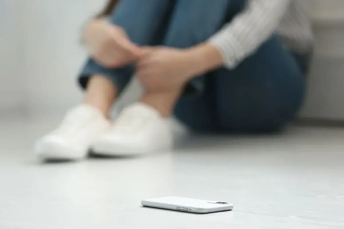 Handysucht Symptome - Warnzeichen frühzeitig erkennen und handeln