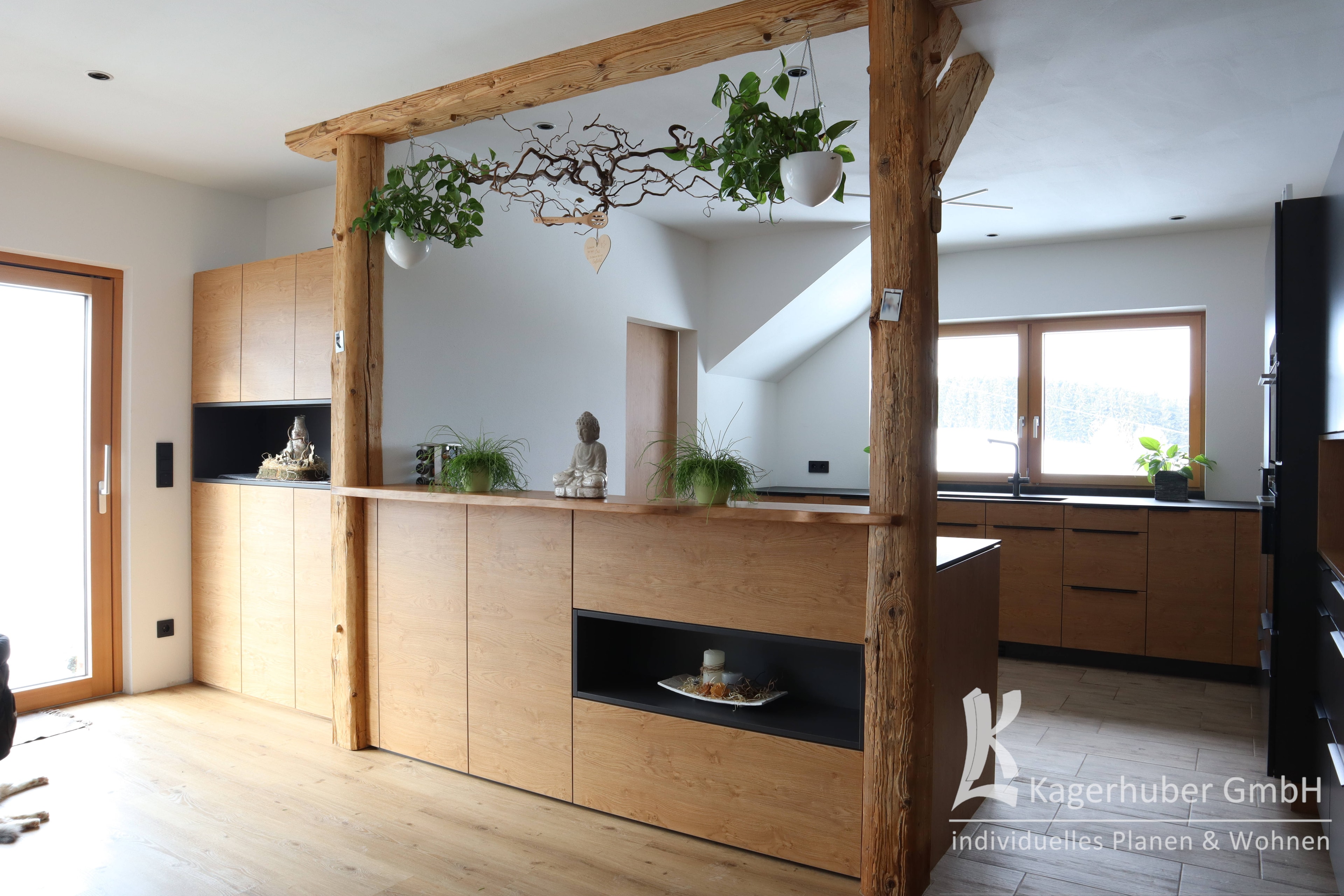 Maßgefertigte Dunkle Holzküche – Handwerkliche Präzision trifft Modernes Design