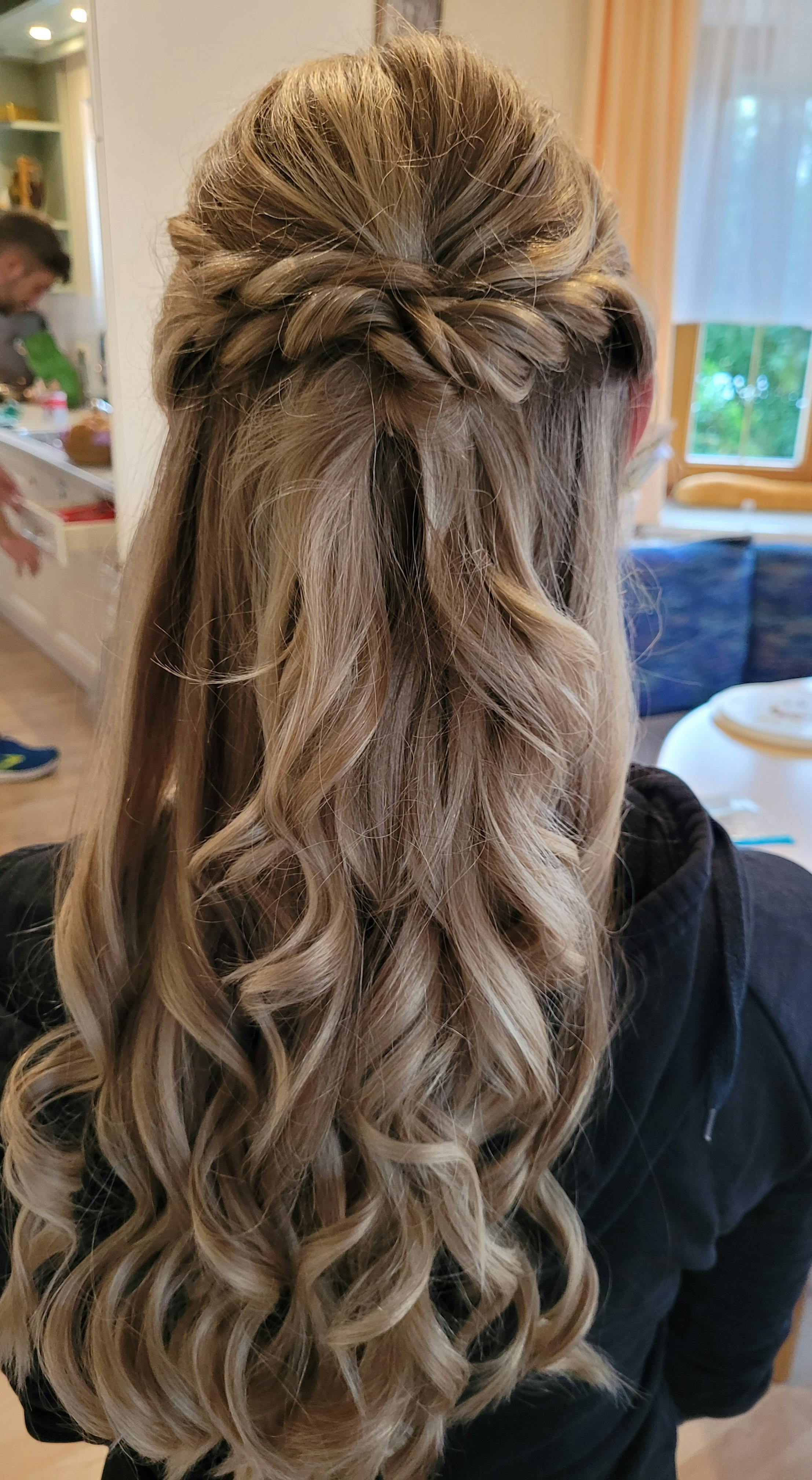 Haarstyling vom Friseur in Eferding – Kunstvolle Eleganz und natürliche Wellen