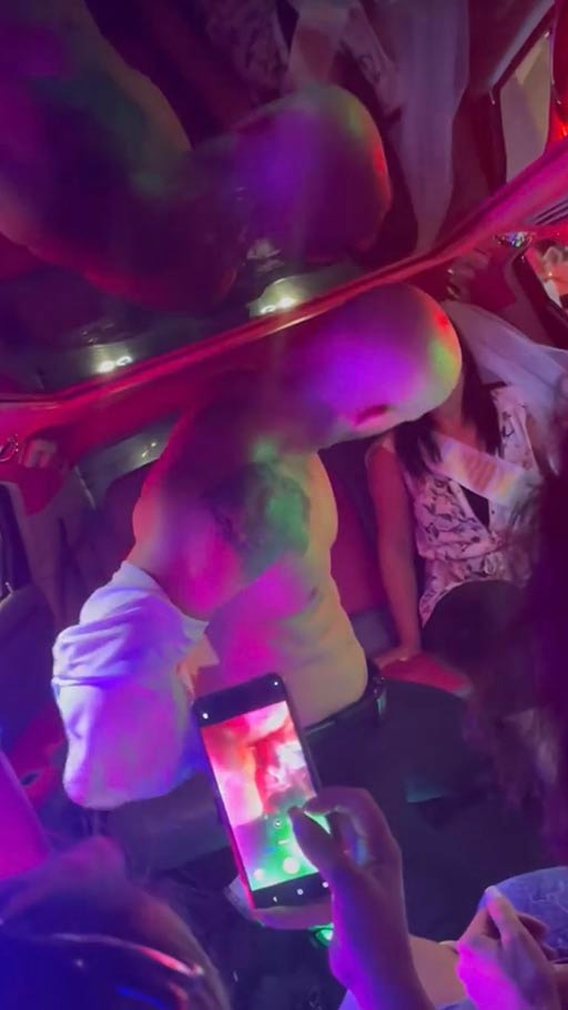 Limousinen-Strip in Wien buchen: Erlebe heiße Stunden mit Stripper Chris