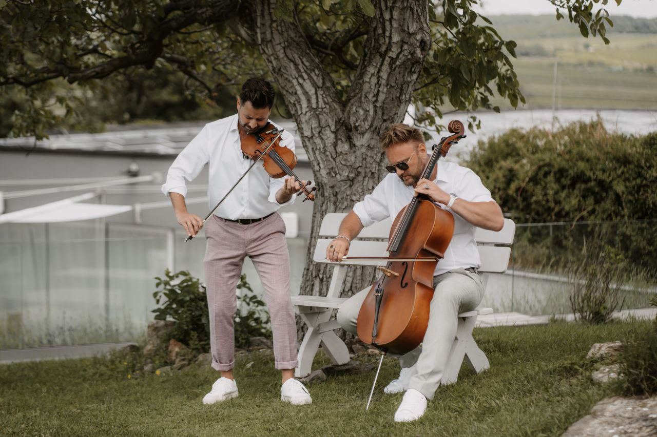 Hochzeitsband buchen Live-Band Hochzeit Band für Hochzeit Musik für Hochzeit Live-Musik Hochzeit Hochzeitsband Partyband Hochzeit Hochzeitsmusik Hochzeitsband Empfehlung Hochzeits-DJ oder Band Musik zur Hochzeit Live-Band