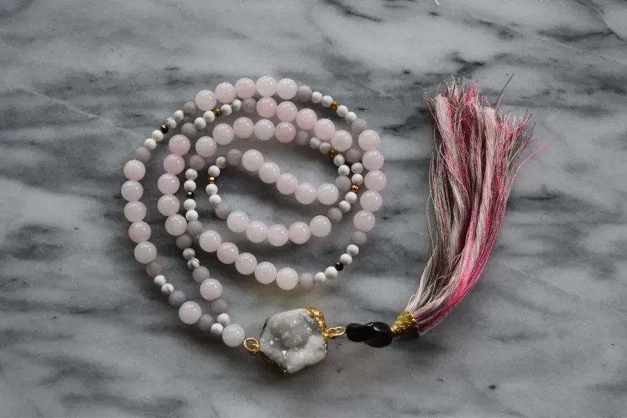​Personalisierte Mala-Ketten: Dein Begleiter für Meditation und Alltag​