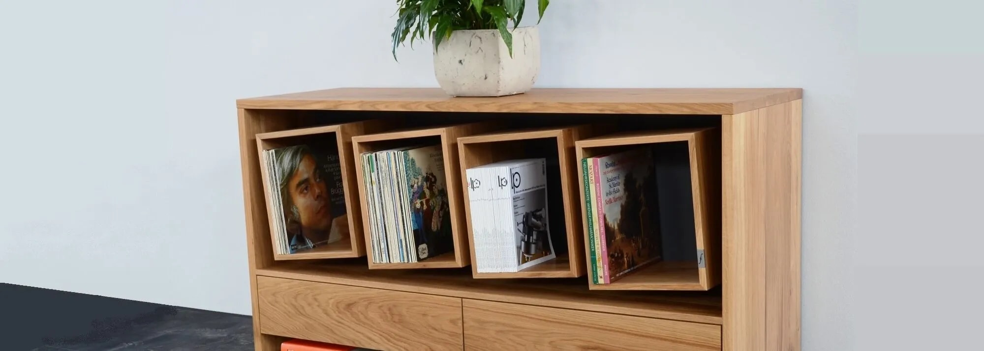 Maßgeschneidertes Sideboard für Schallplatten