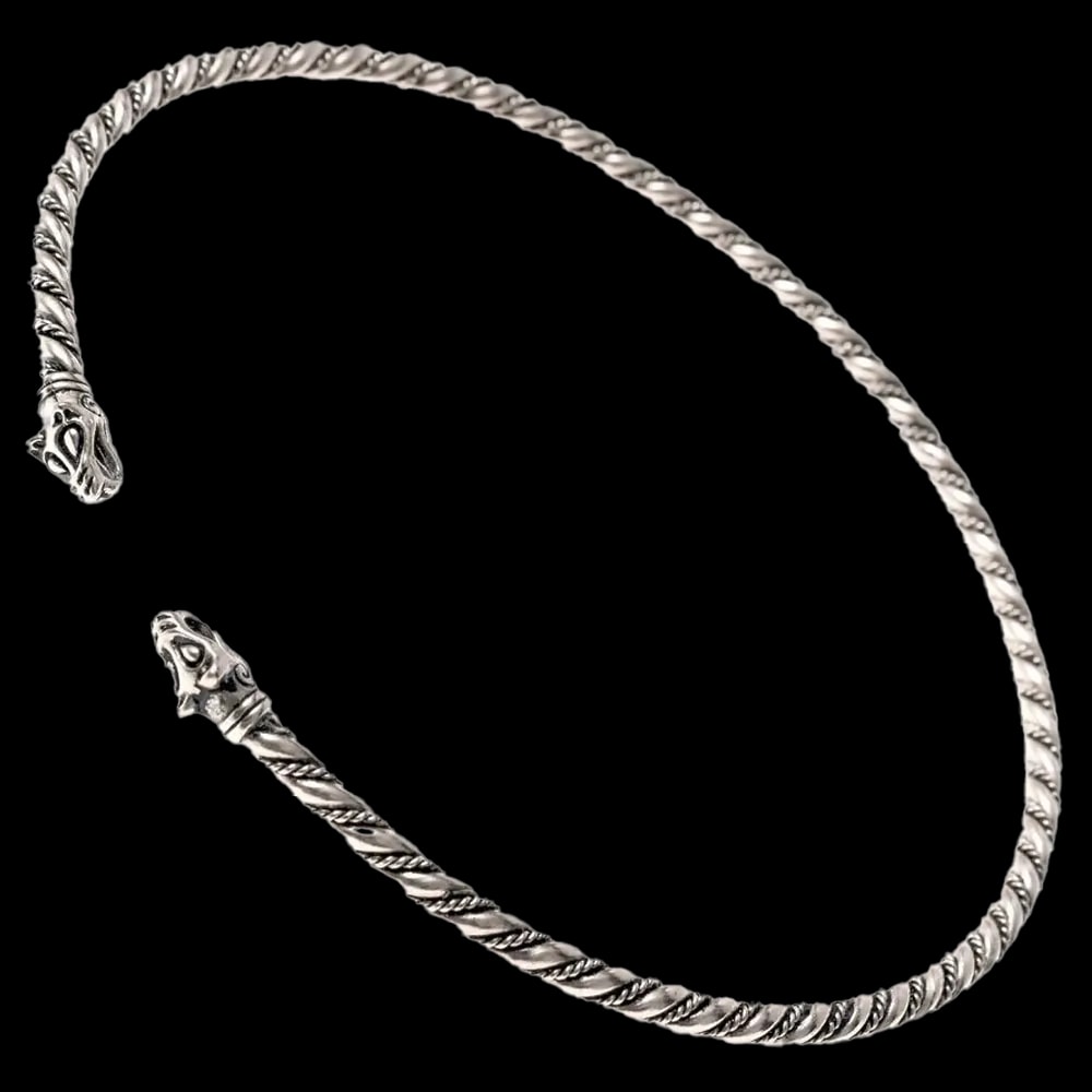 Torque-Halsring mit Wolfsköpfen, versilberte Bronze