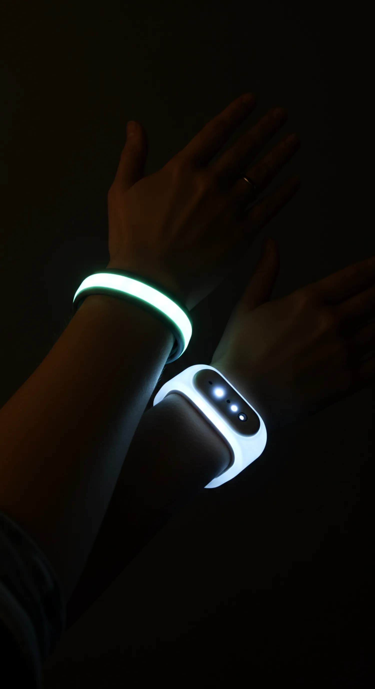 Leuchtarmbänder vs. LED-Armbänder: Was ist besser? banner